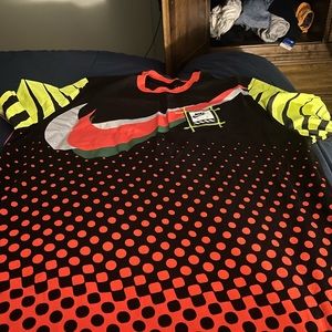 New never been worn, multicolor Nike tee